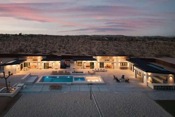 The Beachhouse in the Desert - Image 1